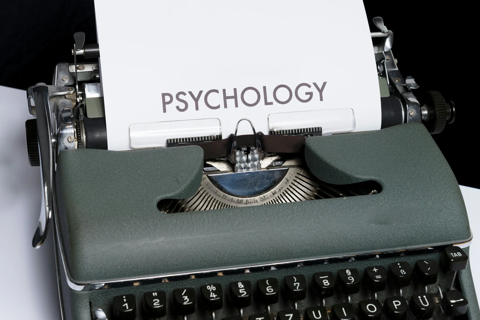 Macchina da scrivere con la parola Psychology su un foglio